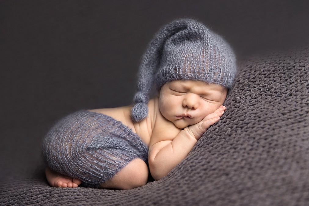 Puristische Neugeborenenfotografie in München